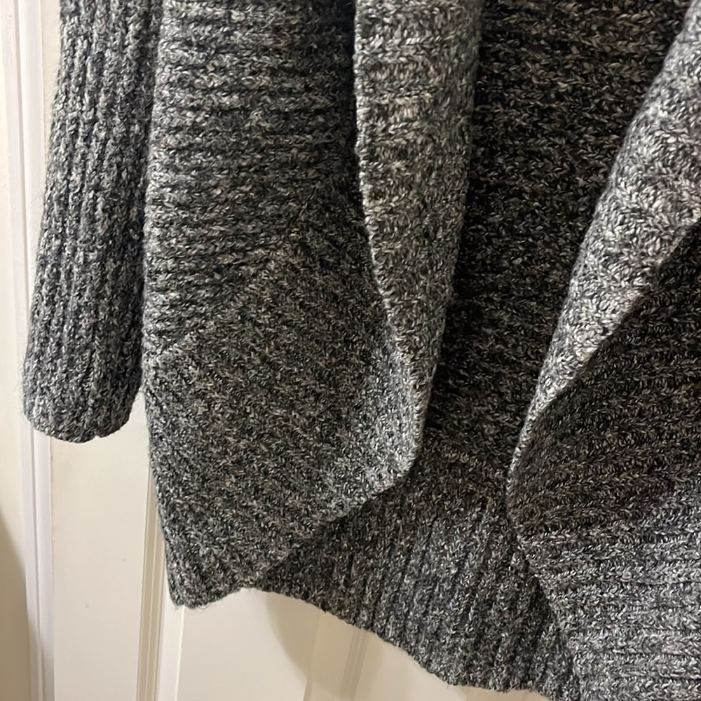Women’s gorgeous and cozy cardigan, gently worn, smoke free home. - Picture 3 of 3